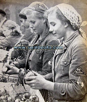 BdM girls at the onion harvest