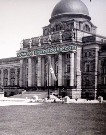 Stadtschloss Berlin mit Hakenkreuzfahne